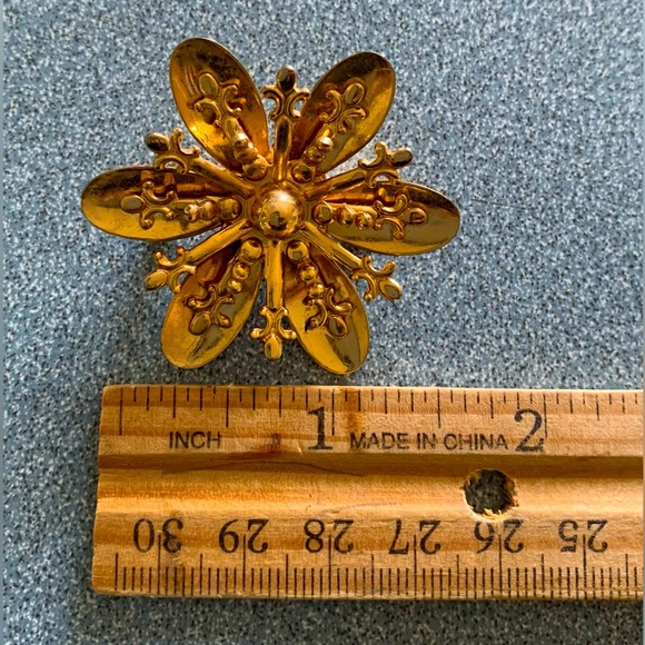 Goldtone fleur de lis starburst on petals motif brooch - Picture 3 of 3